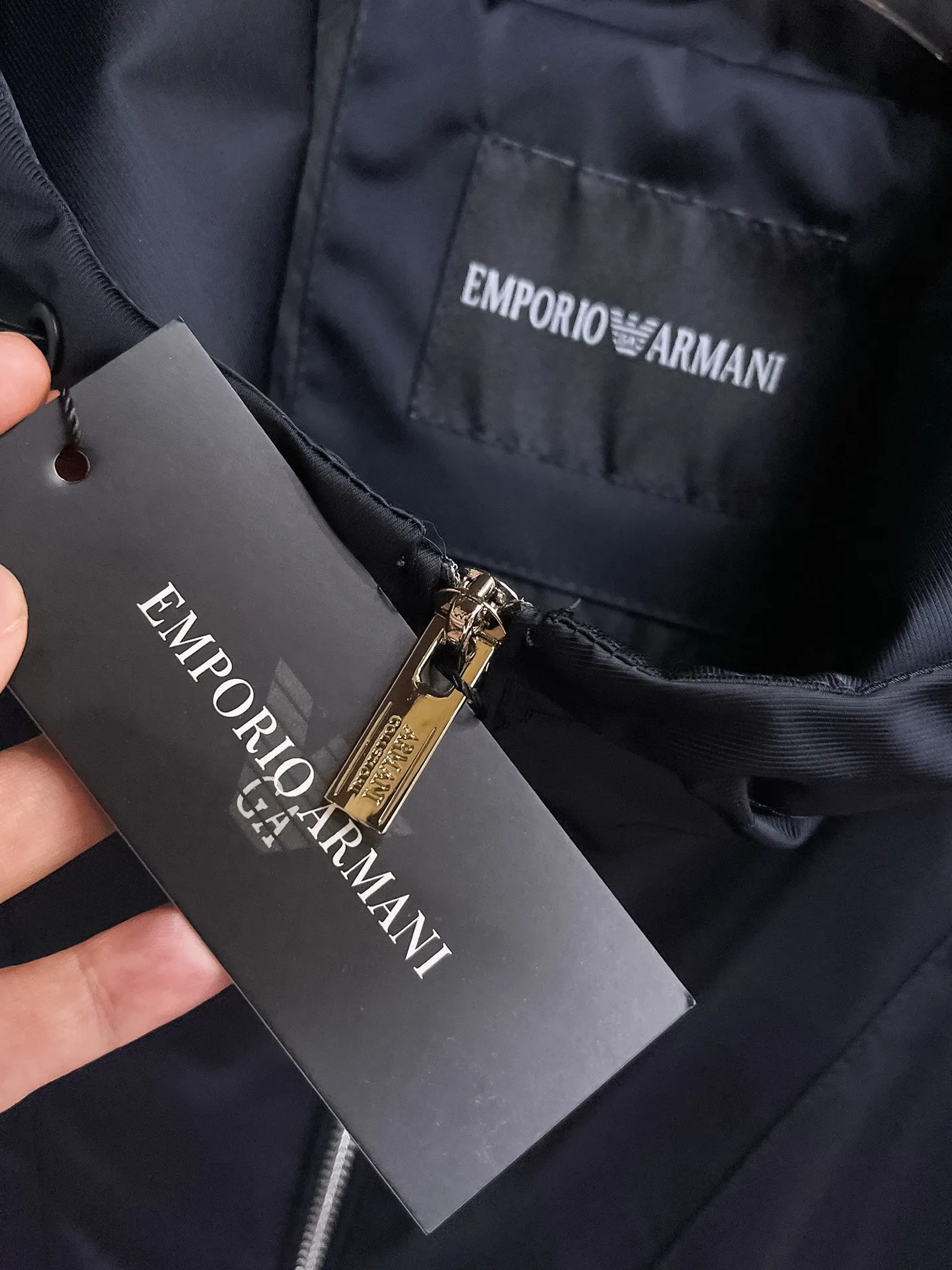 Armani official website Same Style, complete with three labels, on sale in advance. 2026 Autumn and Winter New Arrival men's jacket, Original with complete three labels, Premium version. Custom-made fabrics at the counter. Breathable, high comfort, impeccable details, brand element design concept, reflecting high quality. It feels delicate and soft, presents a casual cut, and has a great upper body shape. Sizes: M～3XL,